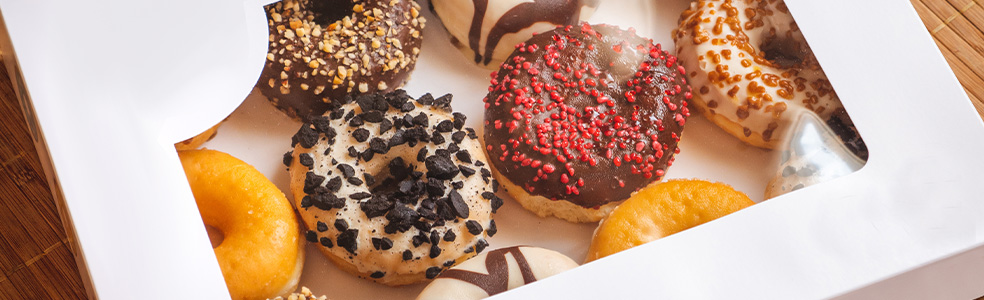 お知らせ - <b> キングドーナツが新パッケージになって登場！ < b>2021年9月「キングドーナツ」パッケージ デザインリニューアル！丸中製菓株式会社