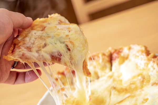 とろけるラクレットチーズをみなさんへ。, こんがりとろとろが美味しいんです。,チーズを溶かすためのラクレットオーブンは様々なデザインがあって興味深いですね。,この動画のものは、半月型のラクレットチーズがセット出来るタイプのものです。,十勝 ,チーズ,十勝グルメ,十勝チーズ,ラクレット,ラクレットチーズ ,ラクレットオーブン,十勝プライド,十勝ラクレット,