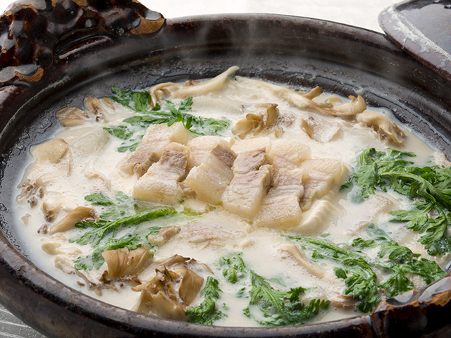 体の芯から温まる♡たらと春菊と豆腐の鍋風スープ