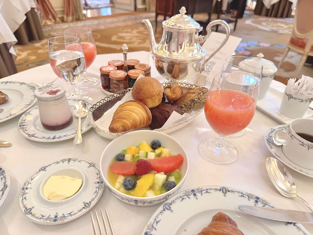 先日、リッツ・パリの優雅な空間で、楽しい会話とともに豪華な朝食。 とてもうれしいお誘いをいただき、ご一緒させていただきました🥹ごちそうさまでした、ありがとうございました🙇🏻‍♀️ . コースは、アメリカン、ベジタリアン、和食の3つの中から選べるよ。 日本人だ