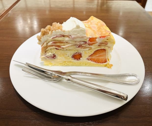 HARBS ハーブス 。新宿エストのお店によく行きます。ここのミルクレープ は有名で美味。ケーキは大きいけど、どれもさっぱり食べれます。クロックムッシュも普通に美味しかった。私は季節限定の「あまおう」のケーキが一番美味しかったと思ってます。 苺が大きくて甘くて