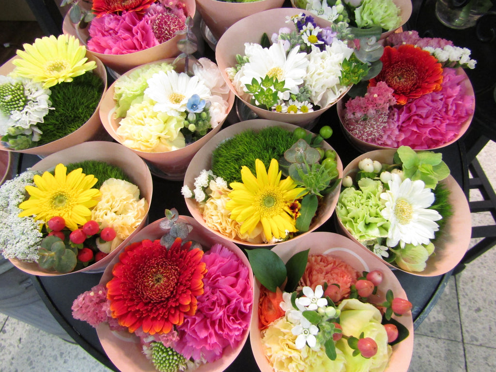 仏花 そのまま飾れる花束 スタンディングブーケ白紫系 Sサイズギフト・インテリア・雑貨のECサイト 通信販売