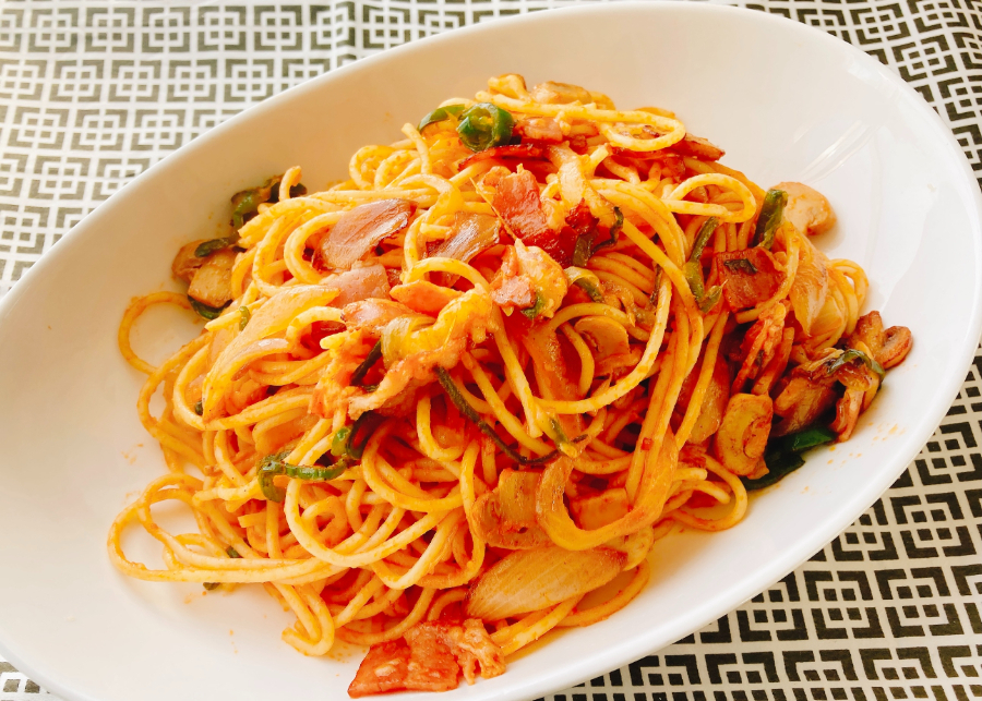 ○昭和の喫茶店 宮川大輔さんのご実家フロー ティング のナポリタン 材料 玉ねぎ 1 2個、薄ベーコン 4枚、ピーマン 大1個、パスタ 2束分、サラダ油 適量、塩コショウ 適量、マッシュルーム 缶詰30g、 ケチャップ 大2~3、ピザソース 大2、ミックスチーズ 適量 サラダ油