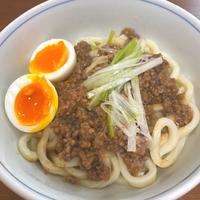 レンジメートキッチン RANGEMATE Kitchen『味噌煮込みうどん』 煮込みの深い味わい、ひと口食べれば心がほっこり。急に寒くなる日に 味噌煮込みうどんでほっと一息いかがですか？材料 1～2人前 長ねぎ 1 3本 油揚げ 1 2枚 茹でまたは冷凍うどん １玉 かまぼこ 2