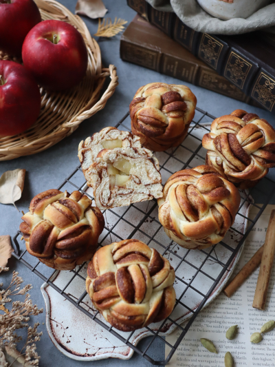 簡単 りんごが柔らかくてシャキシャキ「食パンでなんちゃってアップルシナモンロール」の作り方