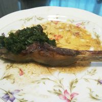 ラムチョップのステーキあらびきマスタード添え