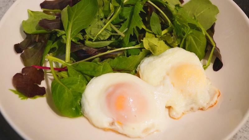 卵1個でミニ目玉焼きを量産！まさかのスゴ技に「お弁当にもいい」「ちょっと感動」 - macaroni