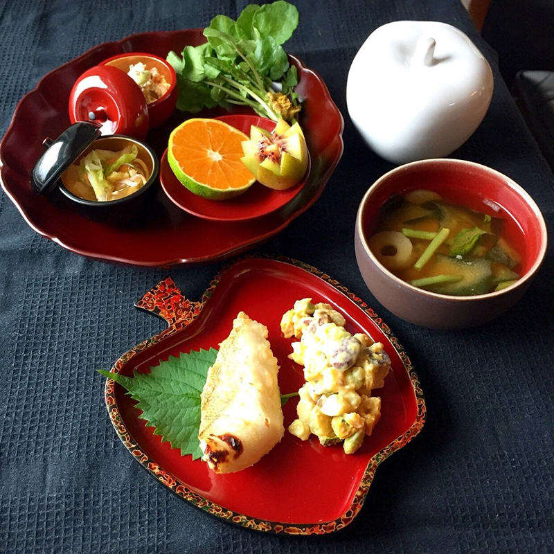 鮭の西京焼き定食』🐟本日の献立 ・鮭の西京焼き ・アボカドサラダ ・豆腐味噌 ・玄米ご飯 またまた過去投稿ですが。 ポイントは5切500円の鮭の 西京焼き。毎週木曜日は安い。 アボカドサラダはアボカドときゅうりを、めんつゆ、ごま油、塩昆布ちょっとと胡麻で味付け