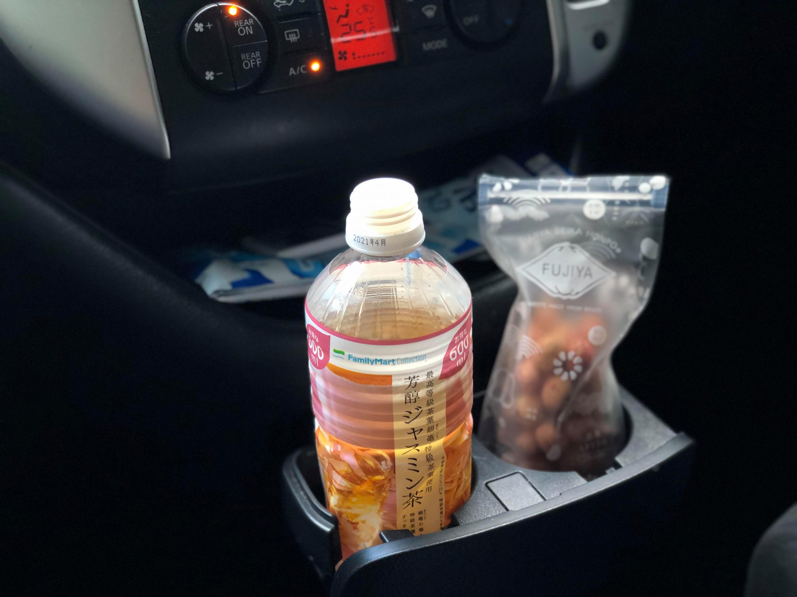 ファミマでホットドリンク「伊右衛門カフェ ジャスミンミルクティー」「紅茶花伝 ショコラティーラテ」が販売中 – コンビニ チェッカ