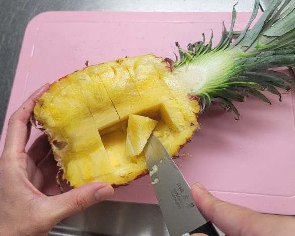 パイナップルの切り方 手が汚れず食べやすいカット術を解説Tasty