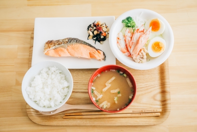 おうちごはん🍚2024.6.7,赤魚の粕漬け定食, おはようございますᵍᵒᵒᵈ ᵐᵒʳᐢⁱᐢᵍ☀, 少し前の朝ごはんです。,朝準備したのはお魚とお味噌汁だけ。, 肉じゃがと茶碗蒸しは前日の残り。, 他は作り置きおかず。, 品数だけあるけど実は楽々朝ごはんでした。,皆さんの食卓でスイカ🍉を見かけるようになって, 焦るんですけど😆, 🍓のある食卓 多分あとひとつ残ってる😂,
