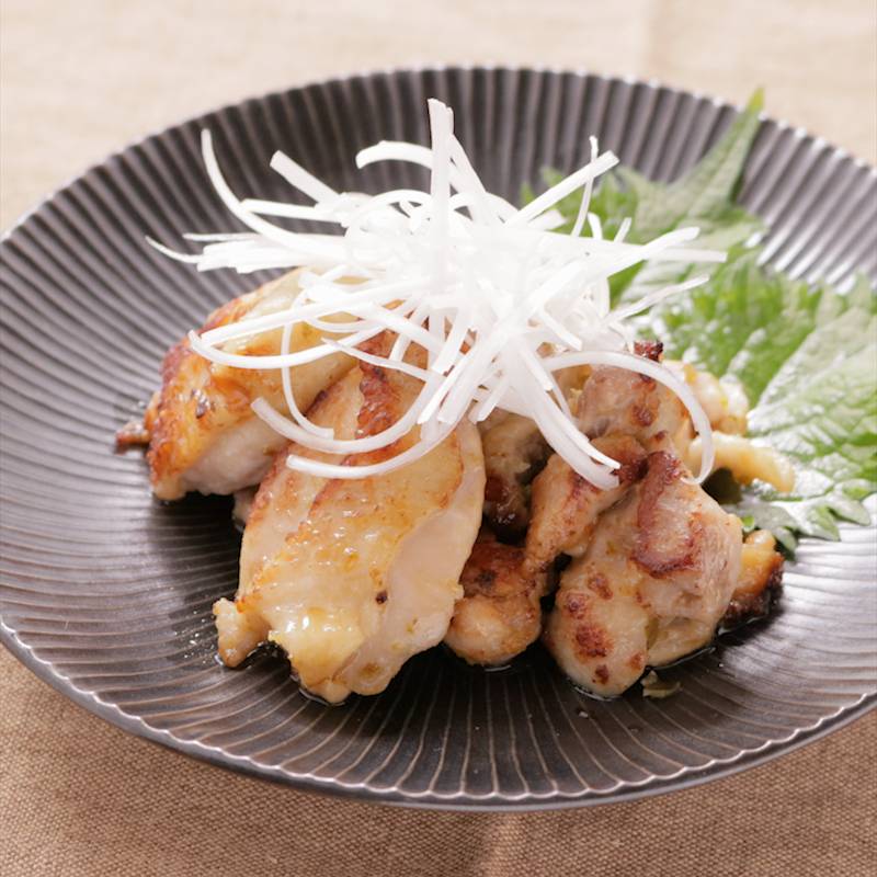 『鶏のガーリックソテー』,電子レンジに入れてほったらかしで、焼き目しっかり、ふっくらジューシーなチキンソテーが完成！鶏肉に塩胡椒振って入れるだけ。とっても簡単なので、是非作ってみてください。,材料 1人前, 鶏もも肉 1枚 250~300g , 塩・コショウ適量, 醤油小さじ1, にんにく1片, ローズマリーお好みで, 野菜 お好みで,作り方,