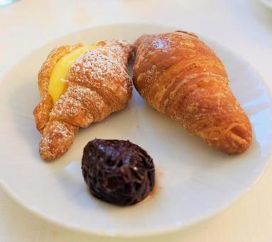 カッティングボードに一列に並べた光沢のあるクロワッサンの写真素材FYI04586507ストックフォトの QleanMarket キュリンマーケット