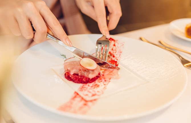 ナイフとフォーク 使う順番 持ち方とカトラリーの順番イラレブック