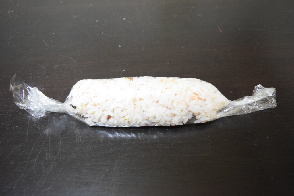 海苔の代わりにこれ巻いて！ 海苔いらずなおにぎらず🍙 ＼具材をたっぷり挟めて見た目も楽しめる「おにぎらず」は、アイデア次第でアレンジも無限大に楽しめちゃいます♡ 今回は、海苔代わりに巻くと美味しい食材をご紹介♪①豚バラ肉 ⇒焼肉のタレで味つけた香ばしいお