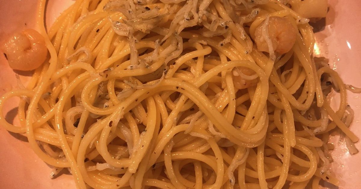 時短料理 ワンパンレシピ『しらすと大葉の和風パスタ』を紹介📖↓↓材料 1人前 ・パスタ 100g ・しらす 25g ・大葉 2枚 ・バター15g ・醤油 大さじ1 ・白だし 大さじ1 ・おろしニンニク 小さじ1 作り方①フライパンを用意して中火でスタート。バターとしらすを入れて軽く炒めます。そこに水・醤油・白だし・おろしニンニクを入れて加熱。 作り方②