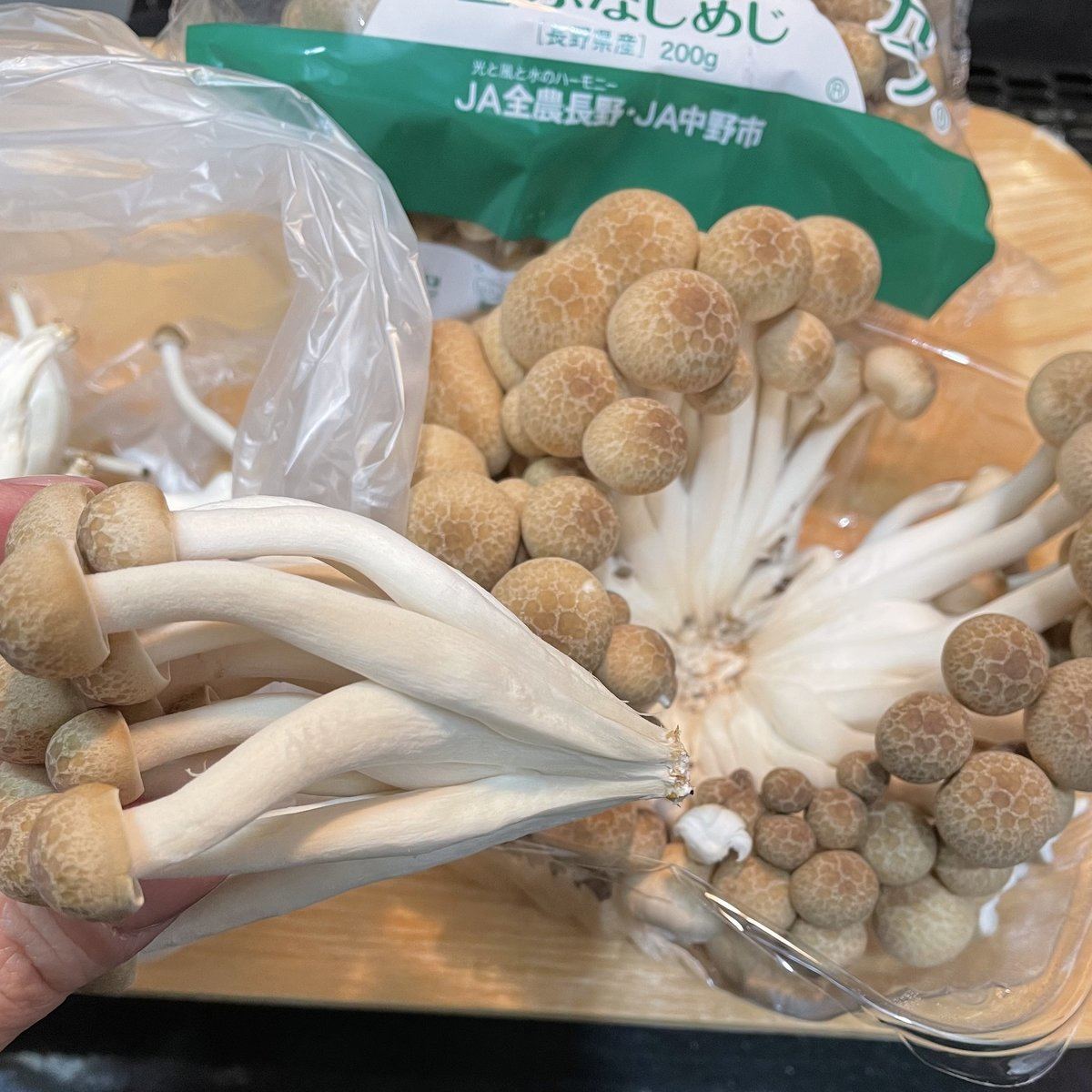 捨てるとこ、これだけ！？」シメジの石づきを取る方法が話題 「ずっと、もったいないなと思ってた」まいどなニュース