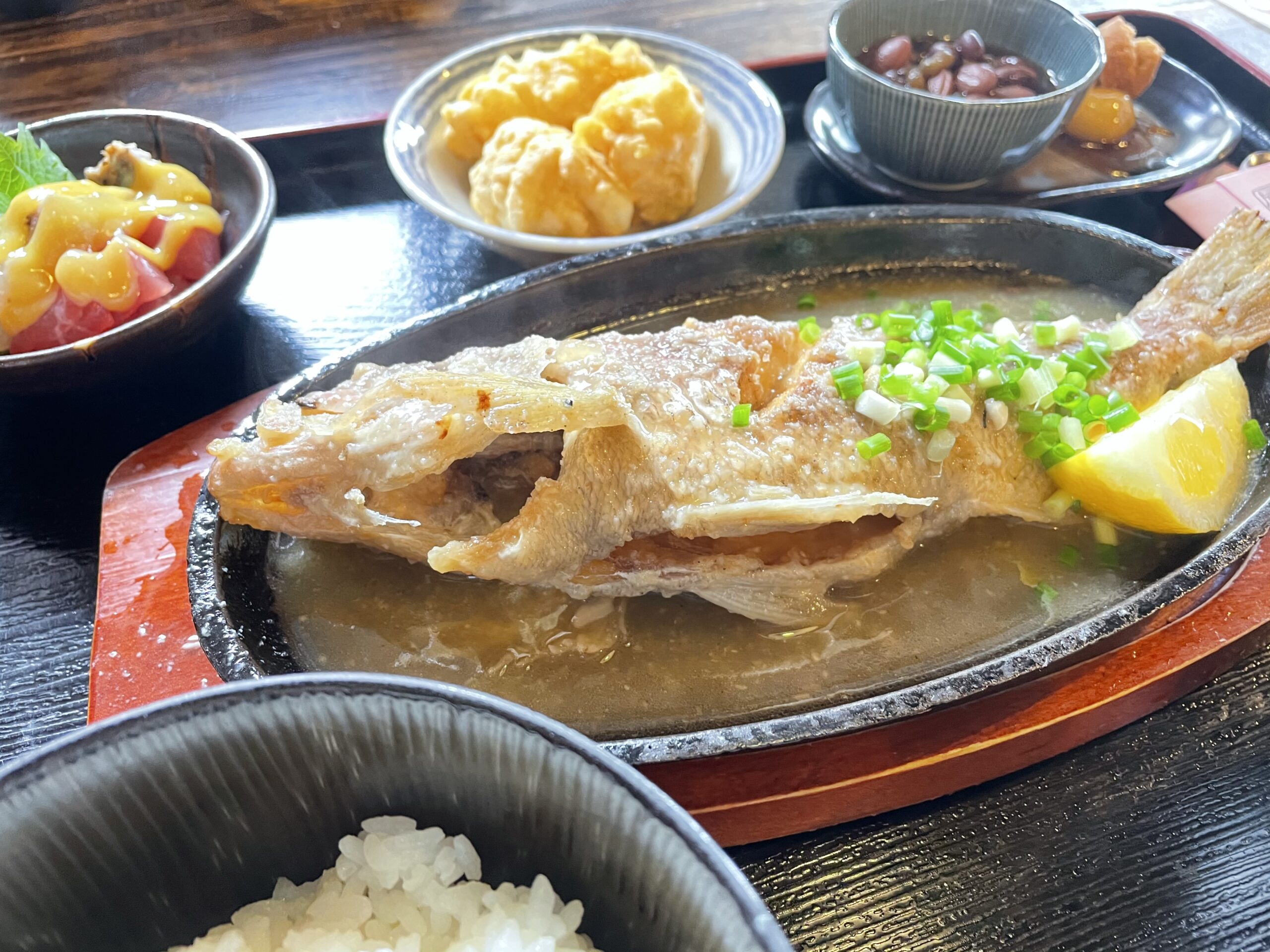 魚屋直営Ｄｉｎｉｎｇ 魚々 那覇で魚を食べたくなって 「ビタローのバター焼き」は美味かった館長の台所