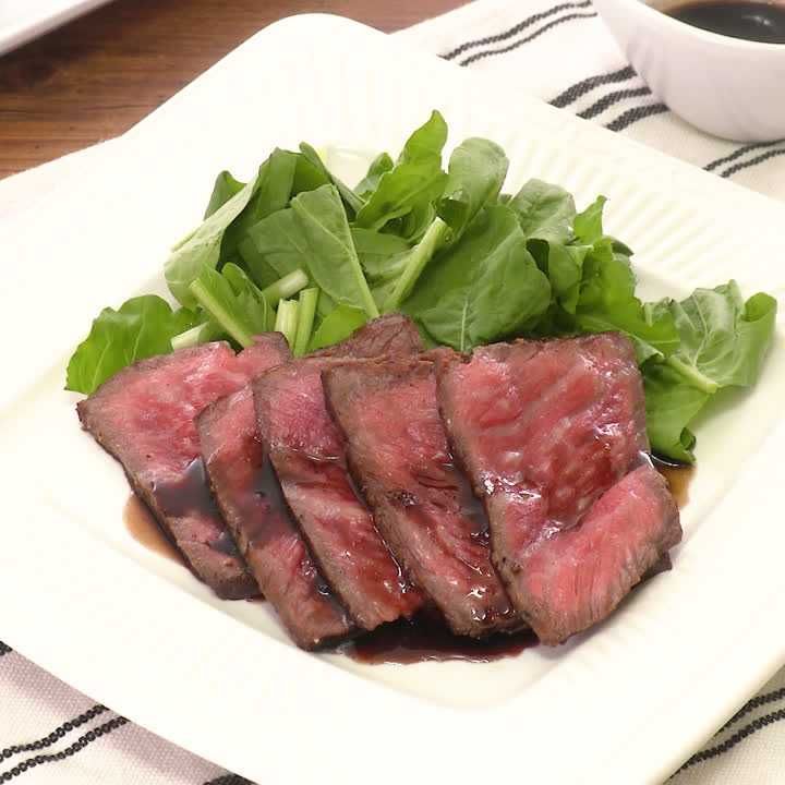 昨日のおうちごはん🍚, 昨日は旦那さんの誕生日だったので、, 旦那さんリクエストのお誕生日ごはん♪, ハンバーグでも作ろうかなぁって思ってたのに,前日にメニューリクエストされて, こうなりました☺️, 唐揚げ・ピザ・焼き鳥・お刺身・マカロニサラダと, 写真には写ってないけどプライドポテトも！,完全に居酒屋メニュー🍺笑, ピザは, ◎プルコギピザ, ◎じゃがマヨベーコンピザ,