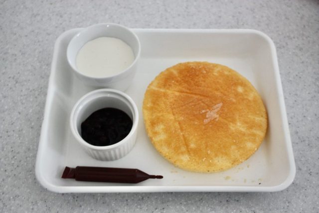 こんにちは😊 流行りに乗っかって ハーフケーキ 作りました😋 私のはケーキじゃないけど😅😂 森の切り株って言うフジパンで作りました😜大きさ的にも、ちょうど良くて、デニッシュ生地に薄らカスタードクリームがサンドされているパンだからホイップを塗っても重くなり