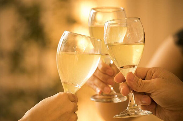 マナーを学ぶ！ 正しい乾杯のマナー ワイングラス– フォーシーズインターナショナル