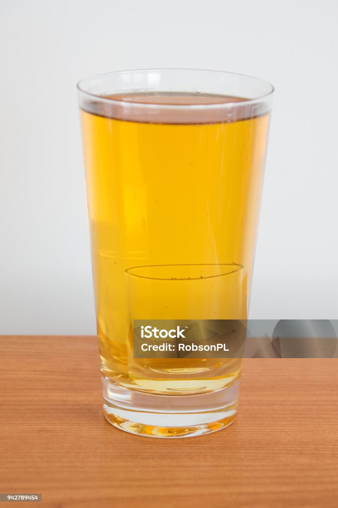 おしゃれなBARを発見 虎のグラスでビール 烏龍茶のウォッカ割りには傘さしてある