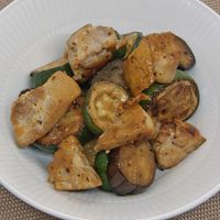 naho_no_gohan◀︎過去の投稿はこちら ⁡ ⁡ ＼ズッキーニと茄子のよだれ豚⁡ ⁡ これほんとにやばいです🫣❣️タレがたまらん⁡ ⁡材料◎茄子1本 ◎ズッキーニ 1本 ◎豚バラ200〜250g 豚こまでもOK⁡ ⁡タレ調味料◎醤油大さじ2 ◎オイスター