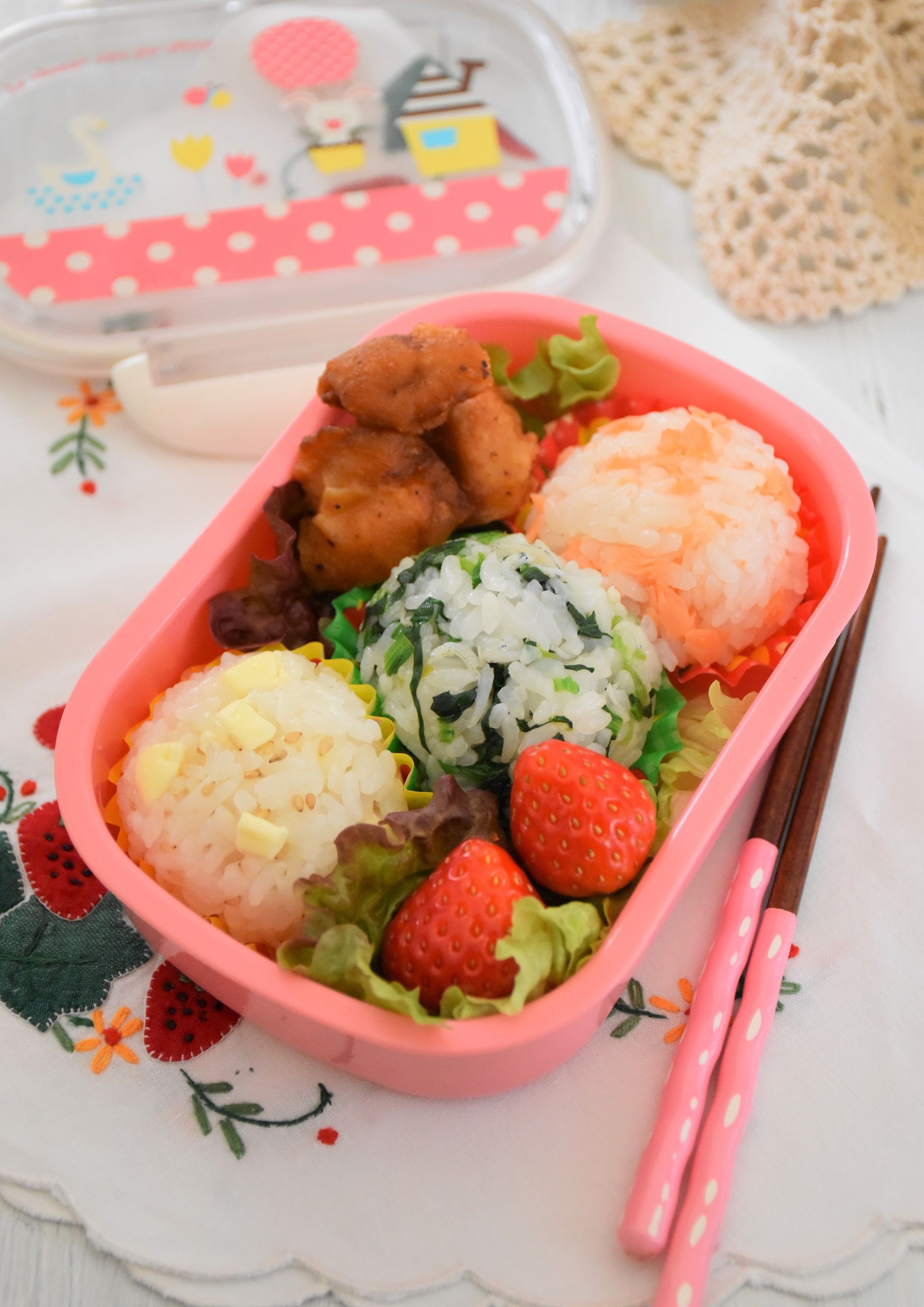 他の投稿も見る→@kids__obento_lab @noki.benさんのご投稿を紹介いたします✨ 幼稚園弁当🐻🍱 ☆ ①おにぎり②ミートボール ③ブロッコリー ④たまごやき ⑤ウインナー ⑥たらこスパゲティ ⑦さつまいもの甘煮 ⑧人参の塩ゆで ⑨りんご ☆ この日はおにぎりくんに