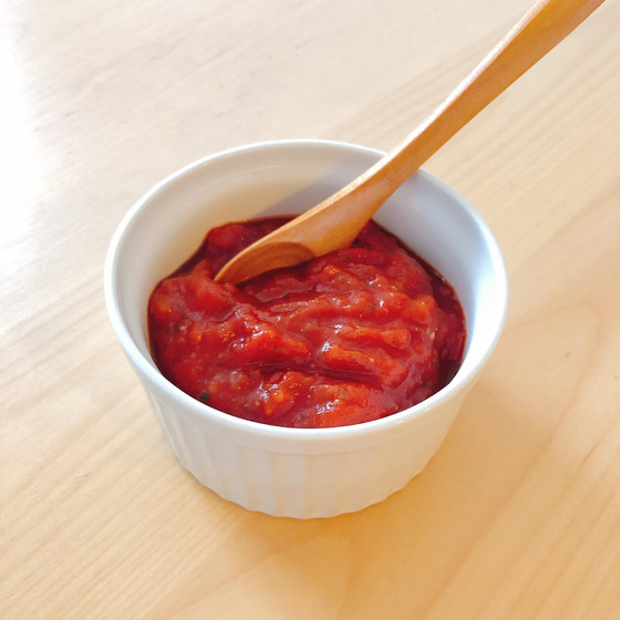 簡単で最高に美味いピザソースの作り方, このソースさえ作っておけば無敵です！,パンの厚さもお好みに合わせて具材も好きなもので、さらにはパスタのソースにもなります！, <, 〜万能過ぎるソースの作り方〜, ケチャップ大３,オリーブオイル大２, 塩少々, ブラックペッパー適量, おろしにんにく小１, オレガノひとつまみ, ※薄く塗ると食パン2枚分くらいの量です,ピザ ,