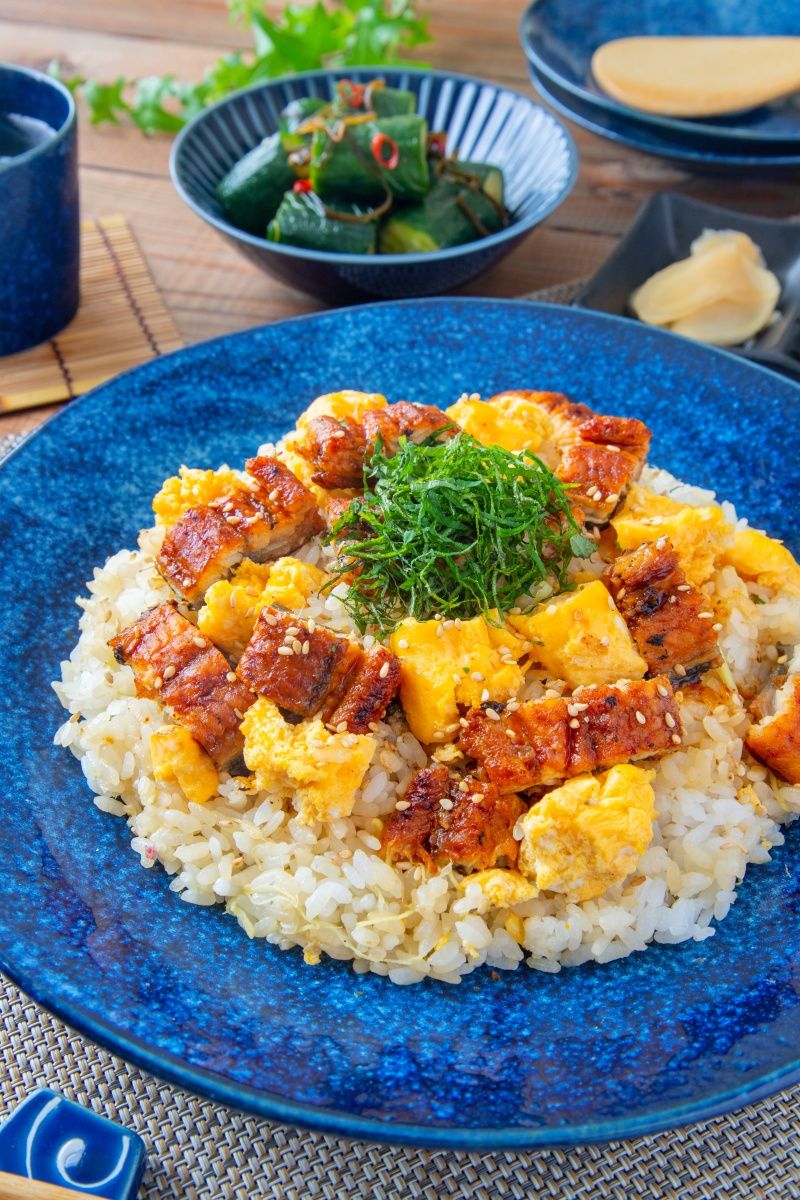 今日のお弁当はちょっと贅沢にうなぎちらしです😆🍱🌸 @emiobento.2022 ⁡ ⁡ ⁡ ⁡ ⁡ 🌸うなぎちらし 酢飯に塩もみきゅうり とごまを混ぜ、錦糸卵と、塩もみきゅうり、うなぎ、桜でんぶをちらしてます✨ ⁡ 🌸焼き蒲鉾 ごま油で両面焼きました😊 ⁡ 🌸ピーマンのじゃこ炒め