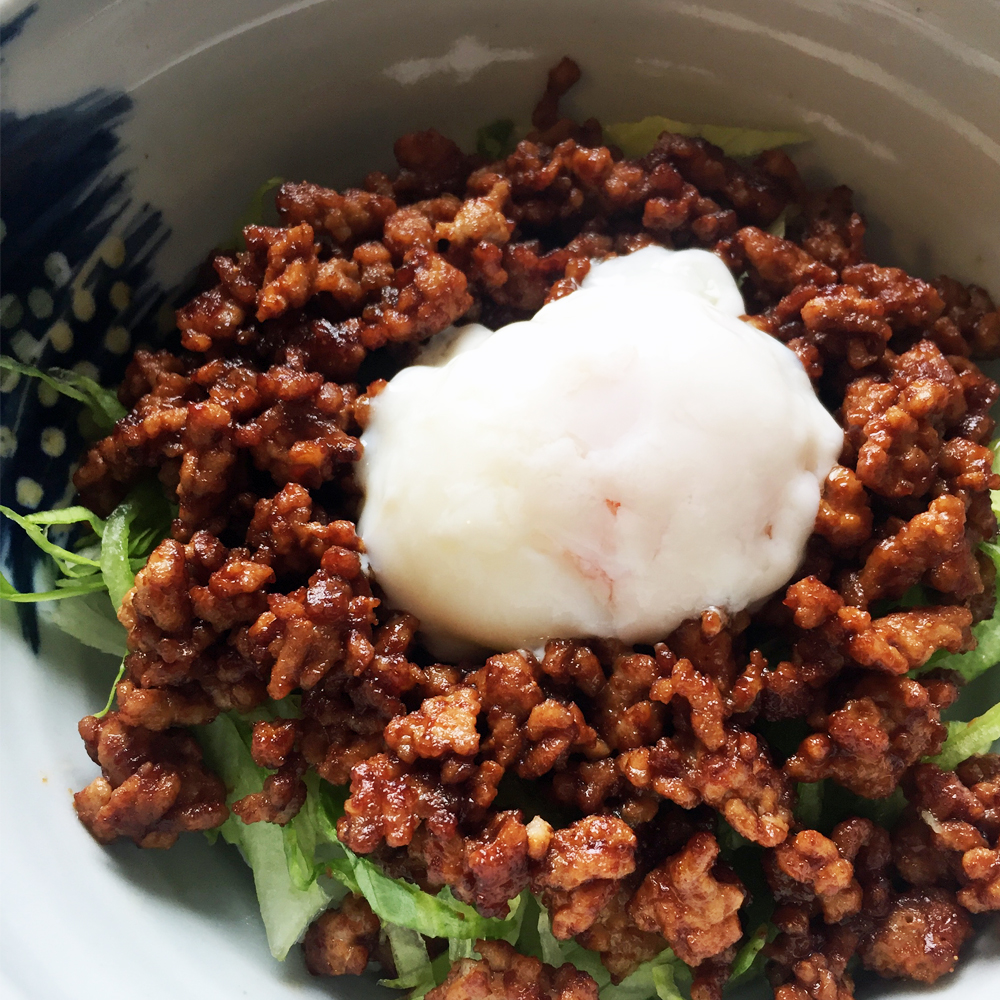 レシピあり▷▷ ⁡ こんばんは〜 今日は鶏そぼろピーマンの濃厚肉味噌ごはんです✨ ⁡ 濃いめのトロトロ肉味噌がご飯との相性抜群！仕上げに温玉をのせて絡めながら食べると至福です🤤💕 ⁡ とっても簡単なので 材料とやる気32%ご用意してぜひ作ってみてください！ ⁡ レシピ