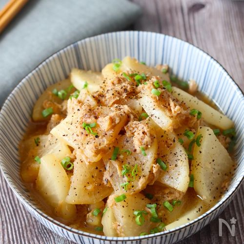 ごはん記録 ・豚バラ大根 ・卵焼き ・きゅうりツナマヨ和え ・お味噌汁 ・二十穀米 最近炊飯器で作るレシピにハマってて、豚バラ大根も炊飯器で作った🐷♡ほったらかして出来るから最高〜 🥣材料 ・大根1 2個 ・豚肉250g ・酒大さじ1 ・みりん大さじ1 ・醤油大さじ3