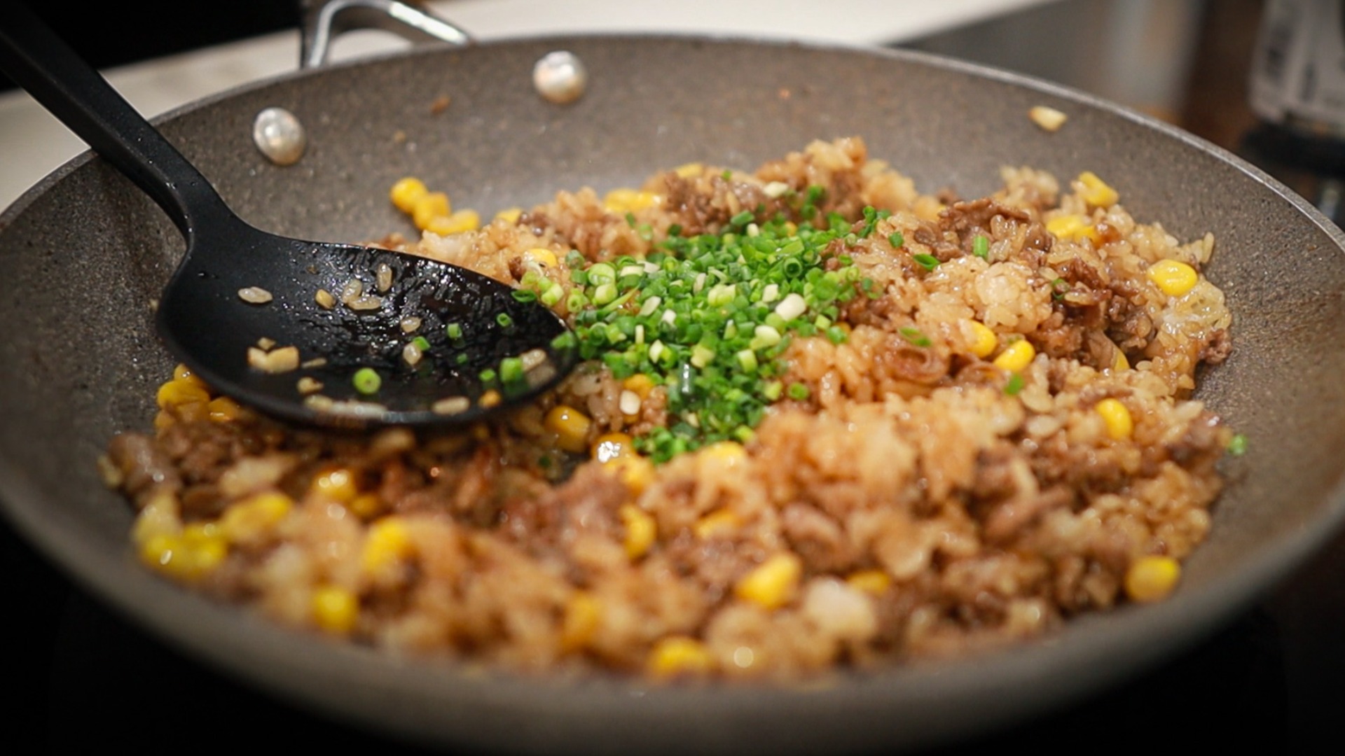 ホットプレートで楽しむ、ビーフガーリックバターライス