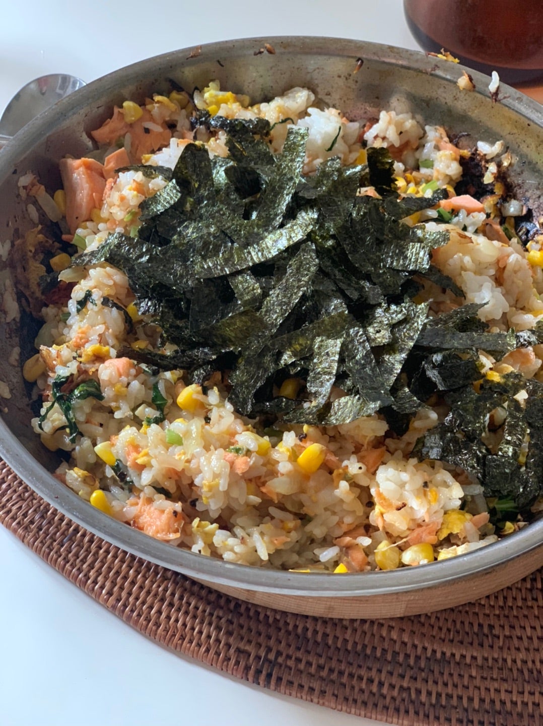 ☆秘密の鮭チャーハン☆ ▪️cookpadつくれぽ1000件超 ▪️レシピID: 1436606 💁‍♀️ あの技で誰でも簡単に パラパラ黄金 チャーハン！材料2人分ご飯400g 鮭フレーク40g 小ねぎ適量 ○卵2個 ○醤油大さじ1 ○ごま油大さじ1○しょうが すりおろし