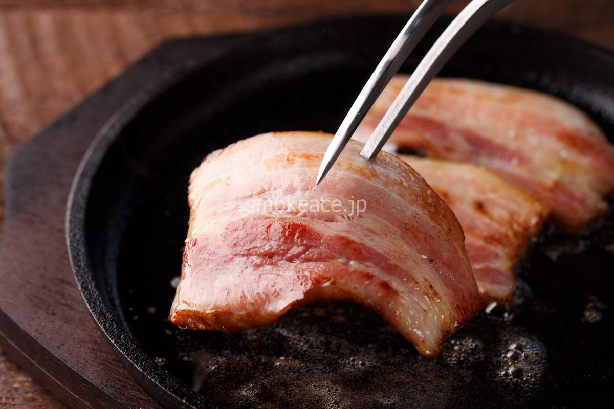 仕込み・燻製・実食 超本格自家製ベーコンの作り方- YouTube