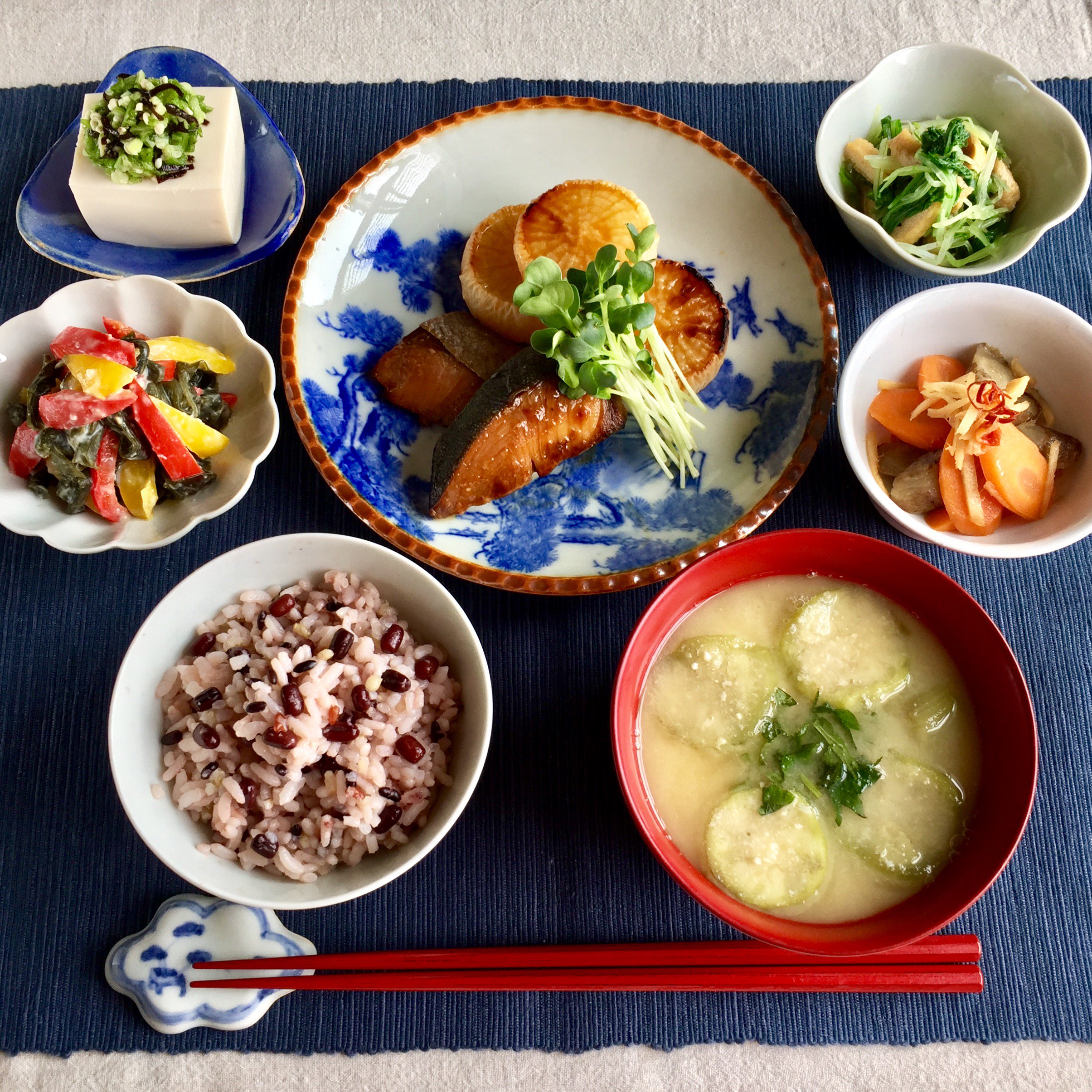 ぶり大根の献立 副菜：小松菜とにんじんのごま和え＜塩分控えめ＞、汁物：レンチン雑煮 和風献立・メニュー 味の素パーク たべる楽しさを、もっと