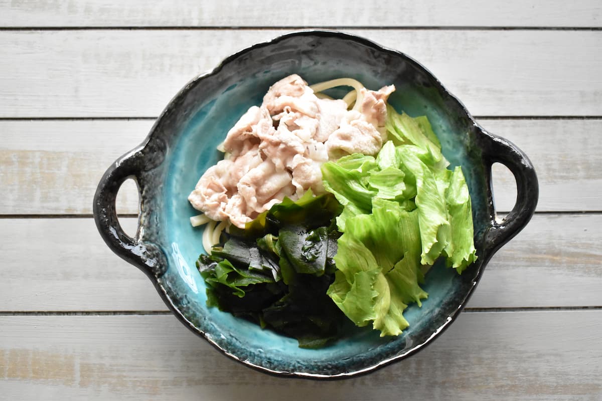 めんつゆ、ポン酢、ごま油で冷たい麺はたいてい美味しい。薬味もサラダ感覚で食べられます メシ通の冷たい麺- メシ通ホットペッパーグルメ