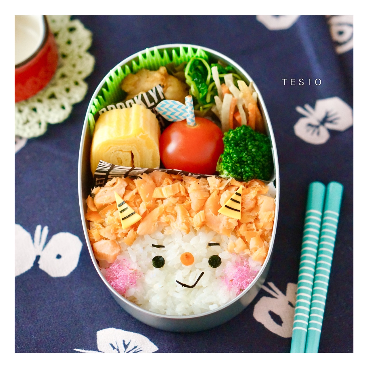 今日から幼稚園の保温庫でのお弁当温めが始まります！初日は焼きおにぎり弁当。 次女が先生からお弁当温めの説明を受けたみたいで「つぎからお弁当 あったかいんだって！おにぎり入れたら焼きおにぎりになるんだよ！」🤔？？ 焼きおにぎりにはならないんじゃない？白いご飯