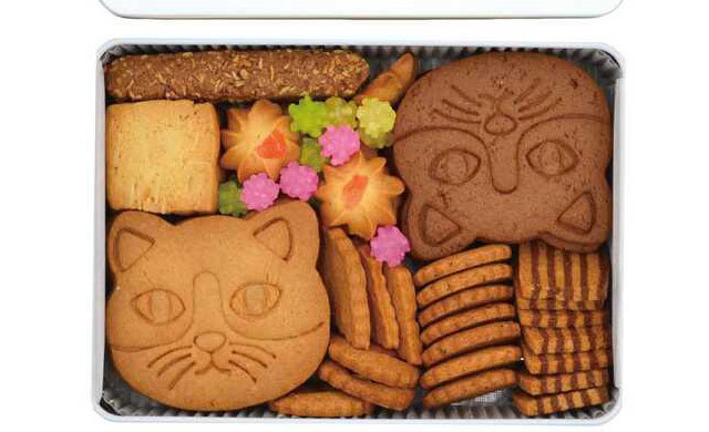 お別れと出会いの季節、神戸からのご挨拶などに『幸せのクッキー缶』が人気です。 クッキー缶の為だけに作ったオリジナルクッキーやお馴染みのクッキー が一口サイズになっていっぱい詰まったクッキー。 缶は神戸の風景が描かれてお土産などにもピッタリ❣️ イラストは