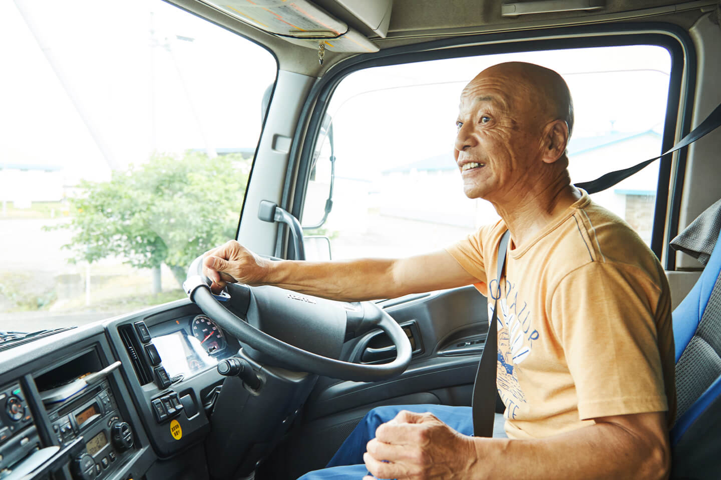 ミルクローリー 牛乳輸送車- No: 25553812写真素材なら「写真AC」無料 フリー ダウンロードOK