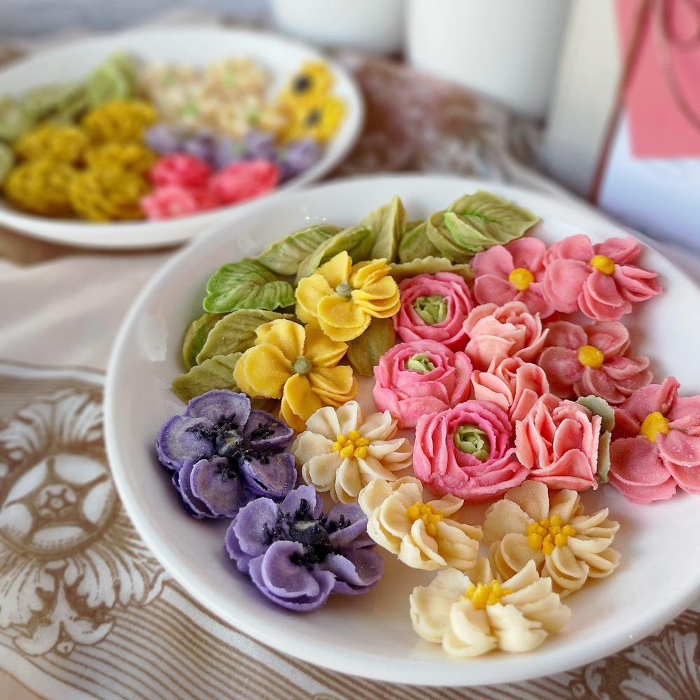 スアンスイーツ『リンホア』のあんフラワークッキー🌸 小袋入り おひとつ420円 ちょっとしたギフトにも🎁 多数のご予約も承ります。 あん こと米粉のほっこりしたクッキー🍪 ティータイムにどうぞ。 白あん、米粉、バター、アーモンドプードル、卵白、寒天粉、天然色素で