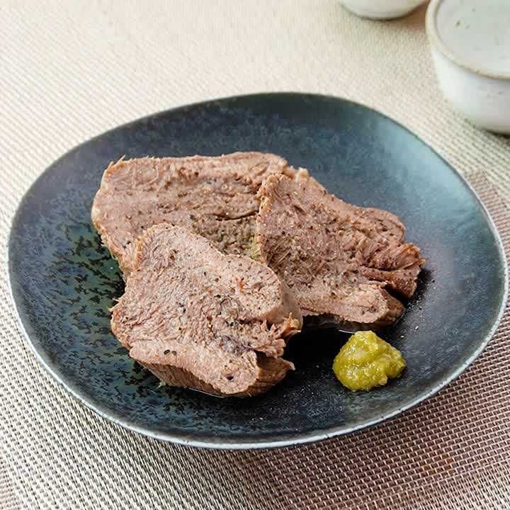 ☆牛タン☆ 牛タンブロックの一番簡単な下準備の方法をまとめました♡カットされているものは簡単だけれど、ブロックの方がお安いので、たっぷり食べたい我が家はブロックを買います♡簡単処理でとっても美味しくいただけるのでやってみてね！ ーーーーーーーーーーーー