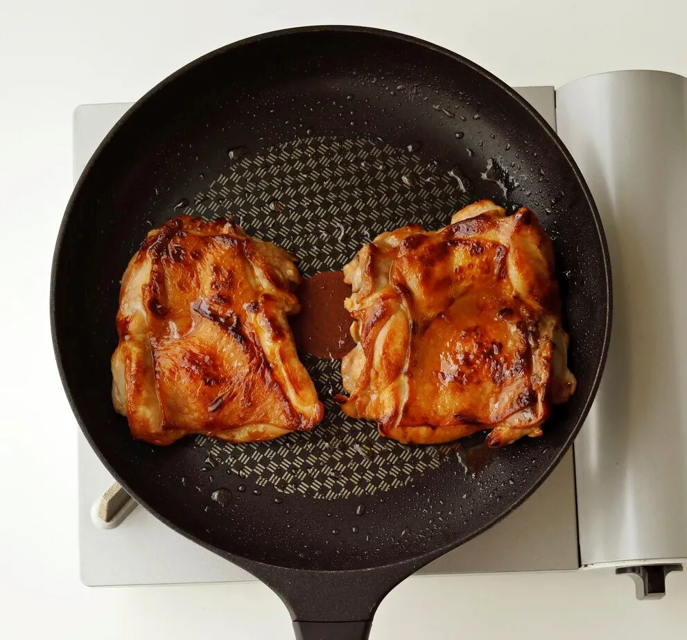 フライパンで一発！漬け込みガーリック照り焼きチキン材料鶏もも肉 1枚 250g片栗粉 大さじ4 醤油 大さじ1 みりん 大さじ1にんにくチューブ 3㎝ だしの素 小さじ1 マヨネーズ 大さじ1作り方①鶏もも肉を薄く一口サイズに切る ②袋に鶏もも肉、片栗粉