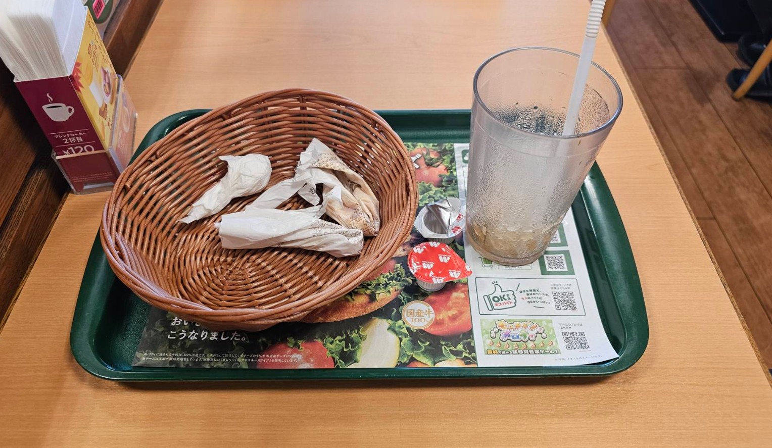 カットした、チーズ入りのメンチカツの無料イラストイラストセンタ