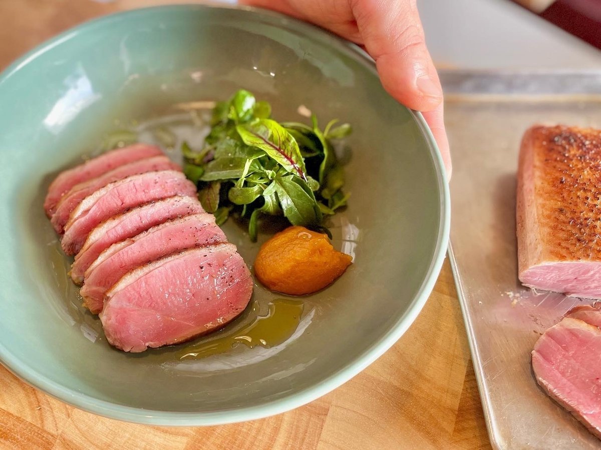 鴨胸肉のローストと赤キャベツの赤ワイン煮ハンガリー世界の地方料理