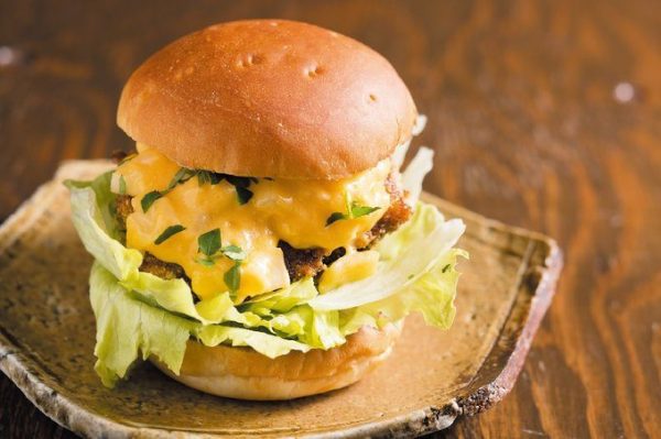 ファーストキッチン流月見バーガー、史上初“丸餅”挟むNarinari.com