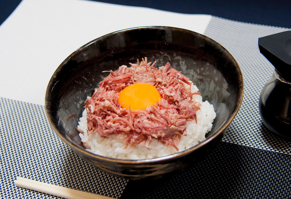 Amazon.co.jp: 千駄木腰塚 自家製コンビーフ 400g×1個 冷蔵 コンビーフ 腰塚 手作り ほぐし THE 夜会 : 食品・飲料・お酒