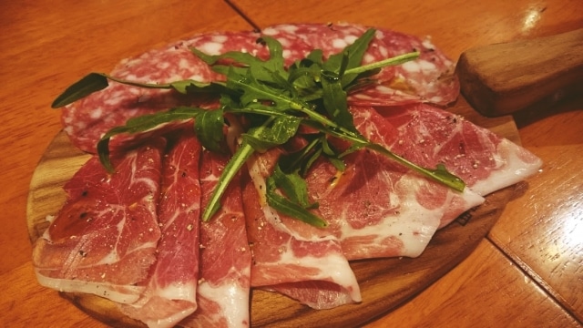 生ハムとカプレーゼのレシピ！盛り付けは薔薇！超簡単おもてなし料理のメインの肉