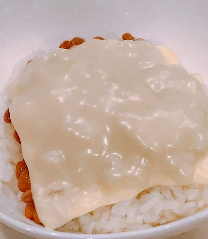 ▼レシピはこちら▼,納豆チーキム丼 , ◾︎手順, ①温かいごはんの上にチーズのせて、チーズが溶けるまで温める。, 私は30秒くらい温めたよ。,②納豆混ぜる。, ③納豆とキムチをのせる。, ④いりごまと刻み海苔をかけて完成！, ◾︎材料 1人前 , ・ごはん, ・チーズ, ・納豆, ・キムチ,・いりごま, ・刻み海苔, 分量計らずレンジで作れるから超簡単😊,