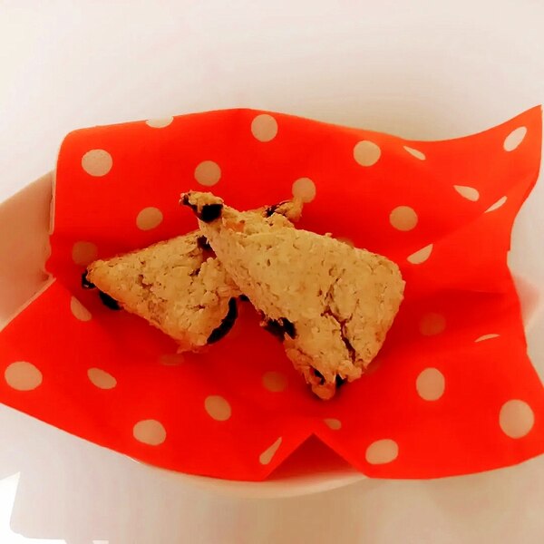 季節のスコーン オートミールとナッツの全粒粉スコーン スコーンの生地よりも多い オートミール、アーモンド、胡桃、アマランサスを たっぷり混ぜ込んだ ザクザクの全粒粉スコーン 店内では特別に生クリームではなくクロテッドクリームと いつもと同様季節のジャムをおつけ